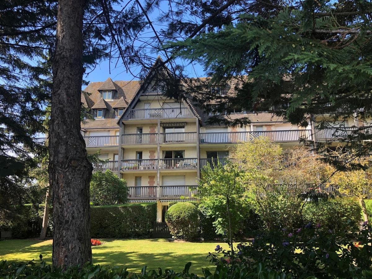 Beau Studio Terrasse Vue Jardin - A 2 Pas De La Mer Apartment Deauville Exterior photo